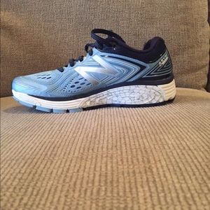 New Balance Women’s 860v8 Running Shoes